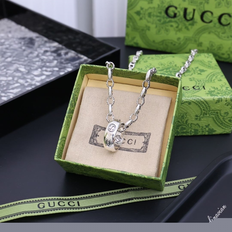 G*u*i necklaces